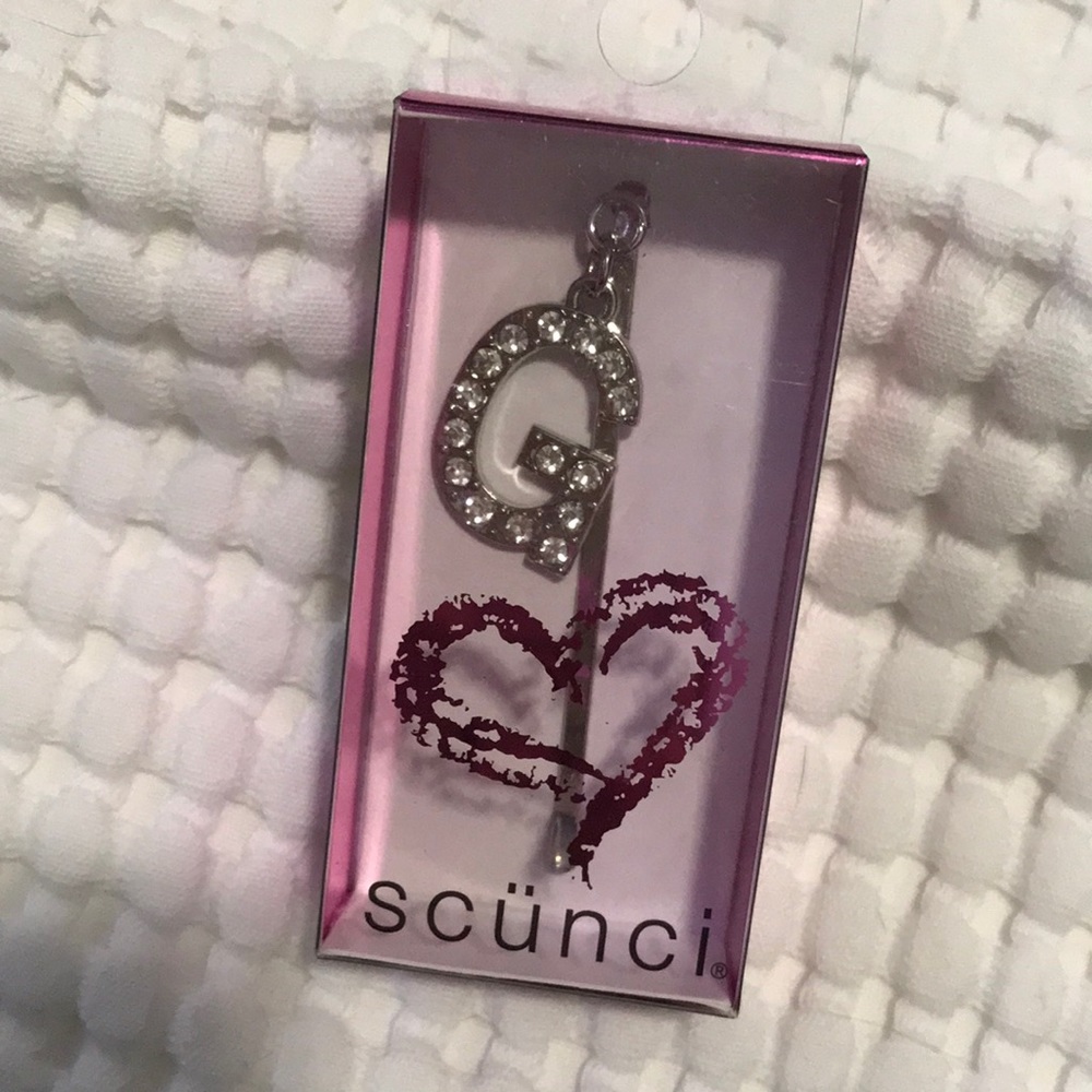 NIP- Scünci “G” Rhinestone Hair Pin- 💋4/$12💋